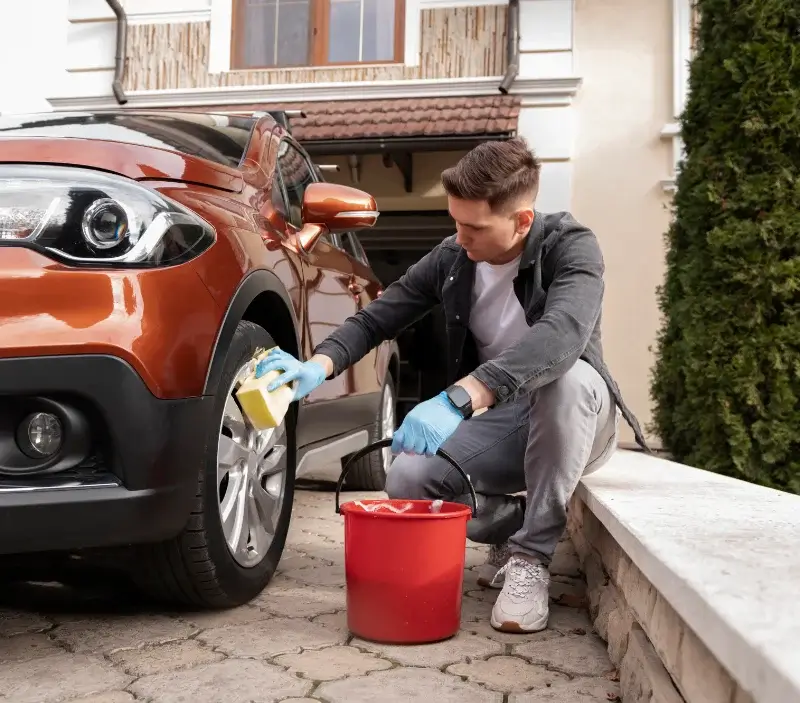 Lavage auto à domicile Briouze : professionnel intervenant sur un véhicule